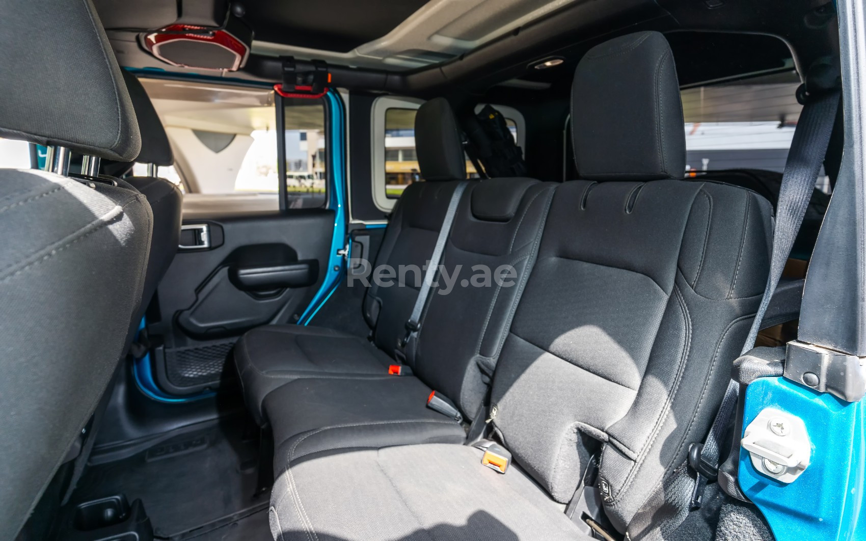 Azul Jeep Wrangler Limited Sport Edition convertible en alquiler en Sharjah 6