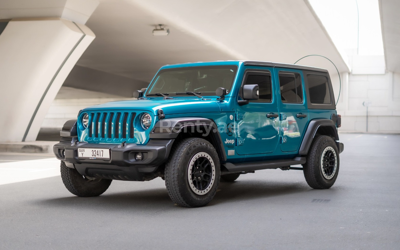 Blu Jeep Wrangler Limited Sport Edition convertible in affitto a Dubai