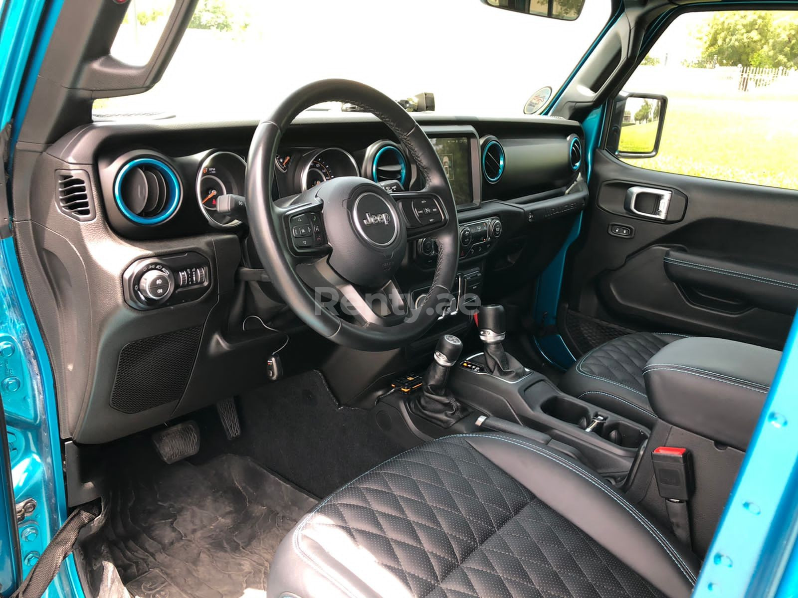 Blu Jeep Wrangler in affitto a Abu-Dhabi 3