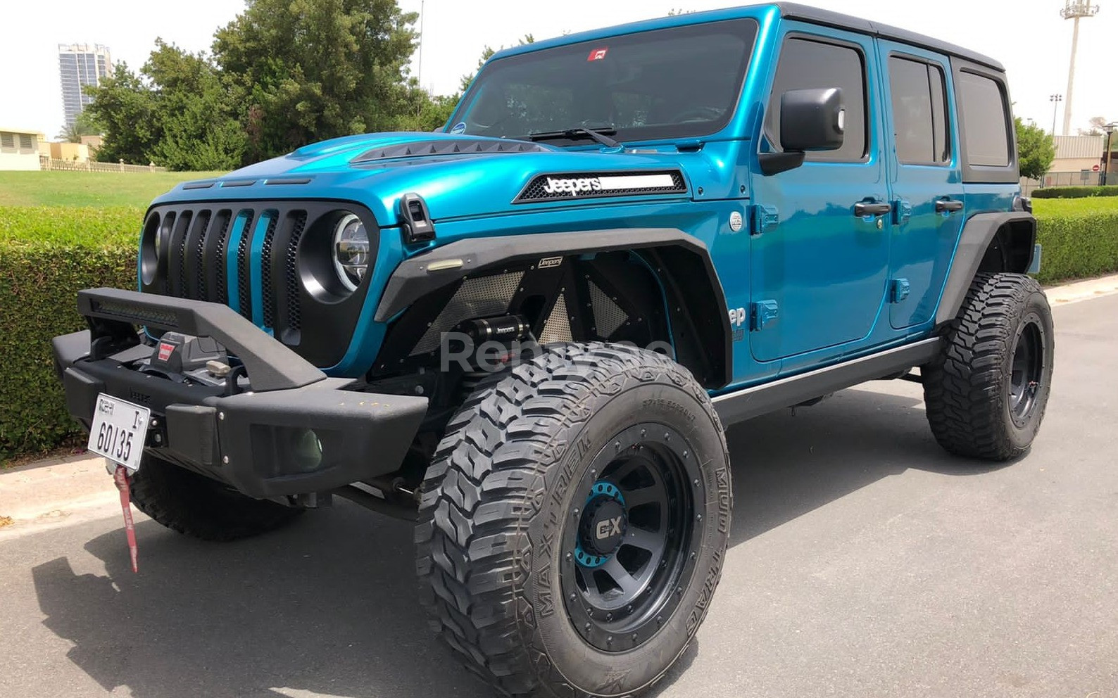 Bleue Jeep Wrangler en location à Sharjah