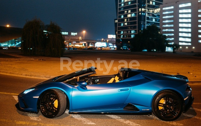 Blu Lamborghini Evo Spyder in affitto a Dubai