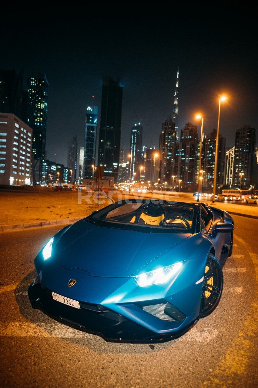 Blu Lamborghini Evo Spyder in affitto a Sharjah 0