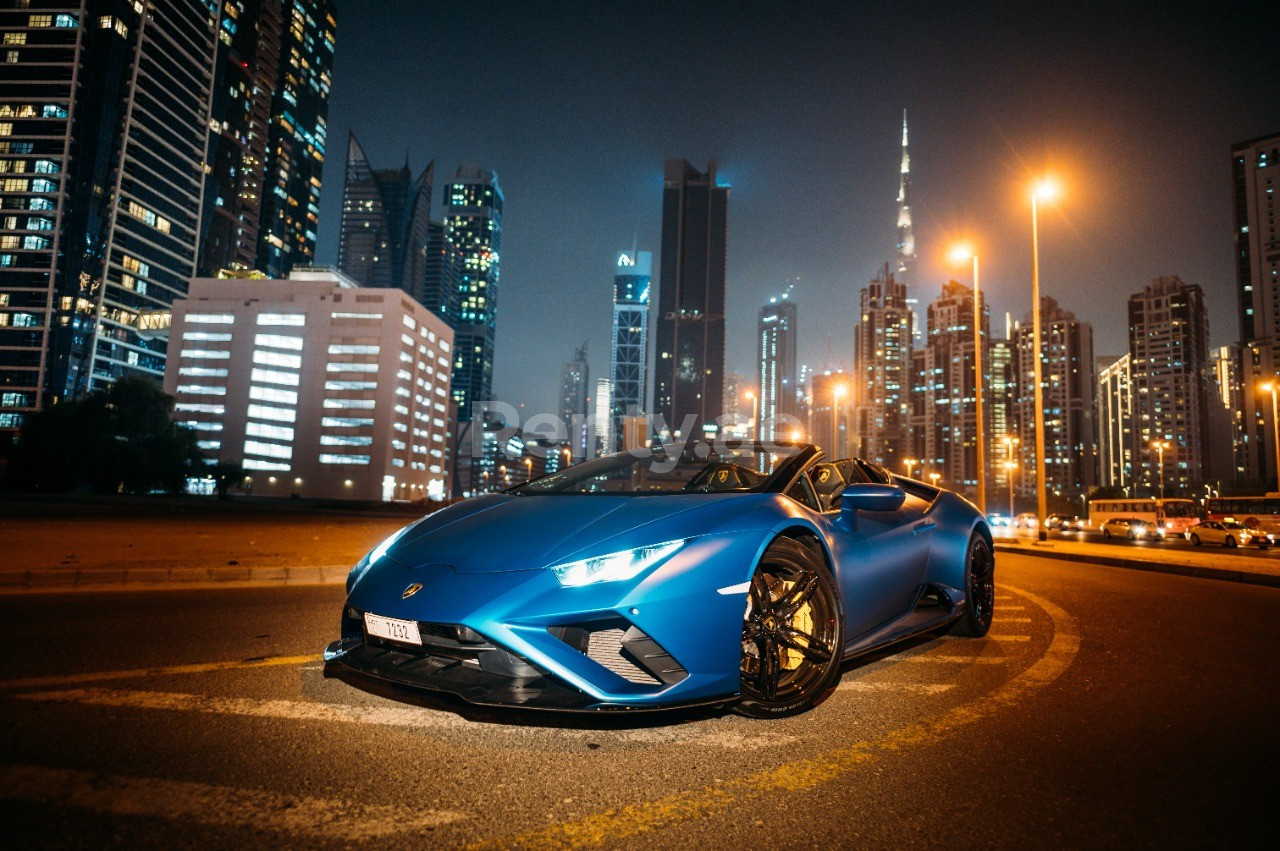 Azul Lamborghini Evo Spyder en alquiler en Abu-Dhabi 6