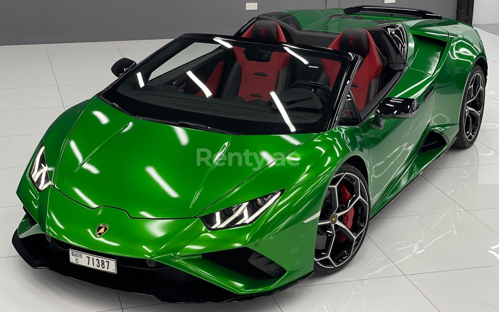 أخضر Lamborghini Evo Spyder للإيجار في دبي