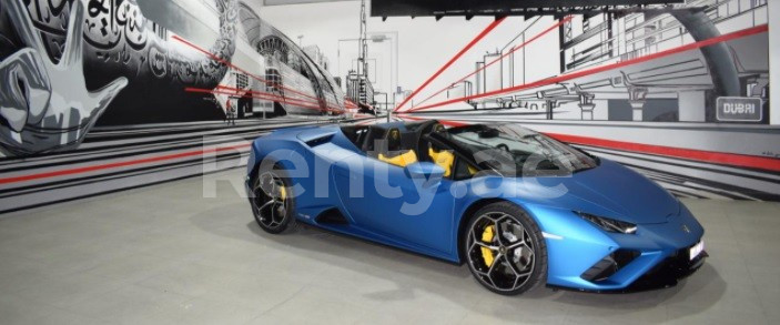 Bleue Lamborghini Evo Spyder en location à Abu-Dhabi 1