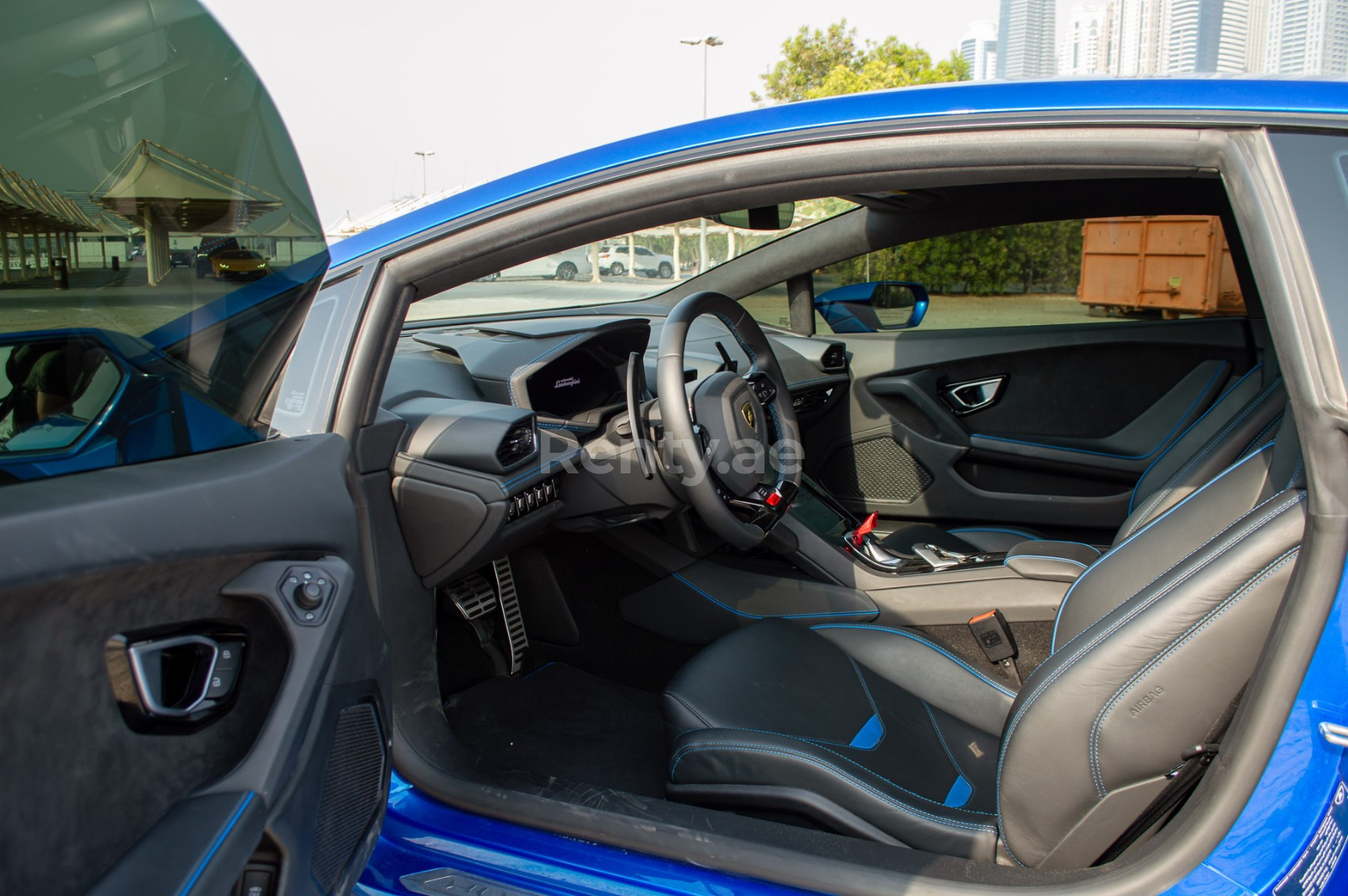 Blu Lamborghini Evo in affitto a Sharjah 5