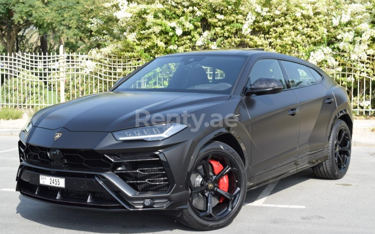 Negro Lamborghini Urus en alquiler en Abu-Dhabi