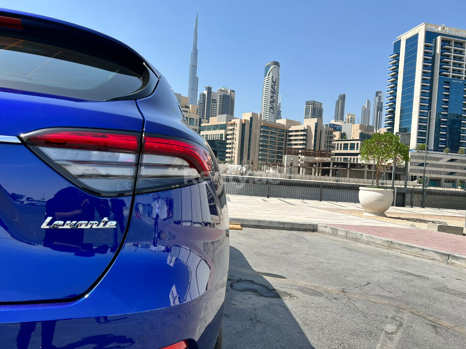 Blu Maserati Levante HYBRID 2022 in affitto a Sharjah 4