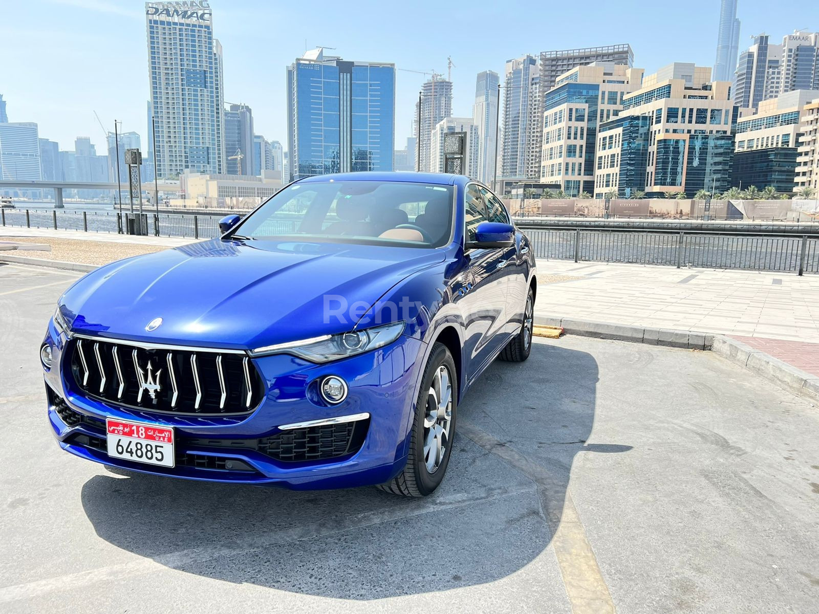 Azul Maserati Levante HYBRID 2022 en alquiler en Dubai 7