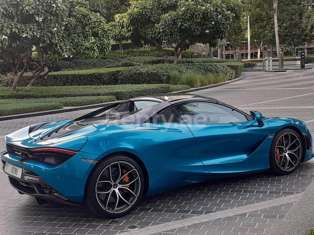 Blau McLaren 720 S Spyder zur Miete in Dubai 6