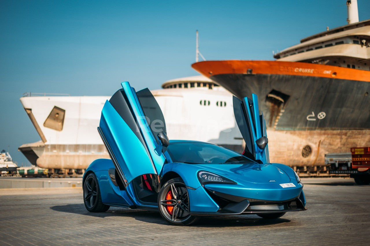 Azul McLaren 570S Spyder en alquiler en Dubai 5