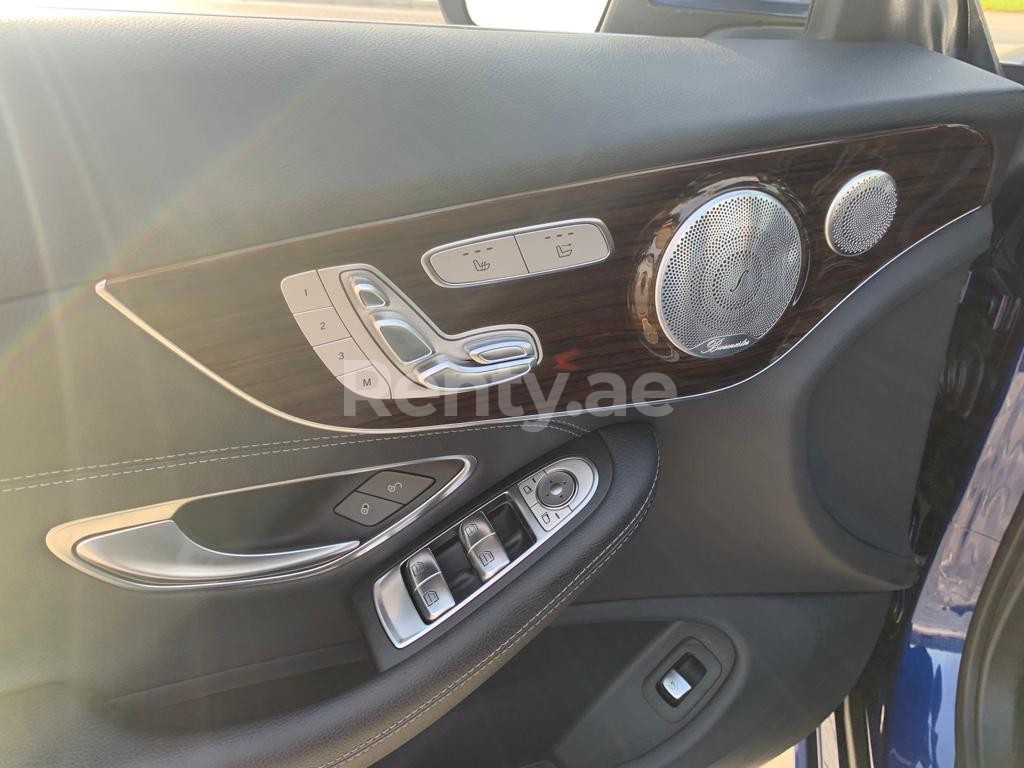 أزرق Mercedes C300 Class cabrio للإيجار في أبو ظبي 6