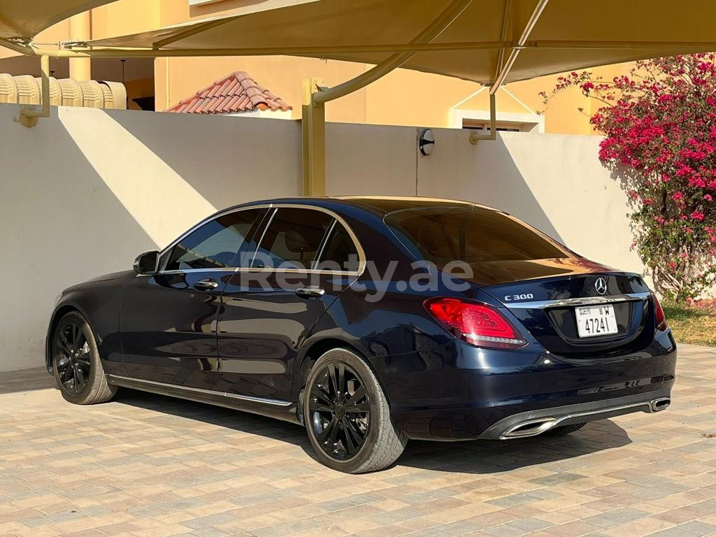 أزرق Mercedes C Class للإيجار في أبو ظبي 0