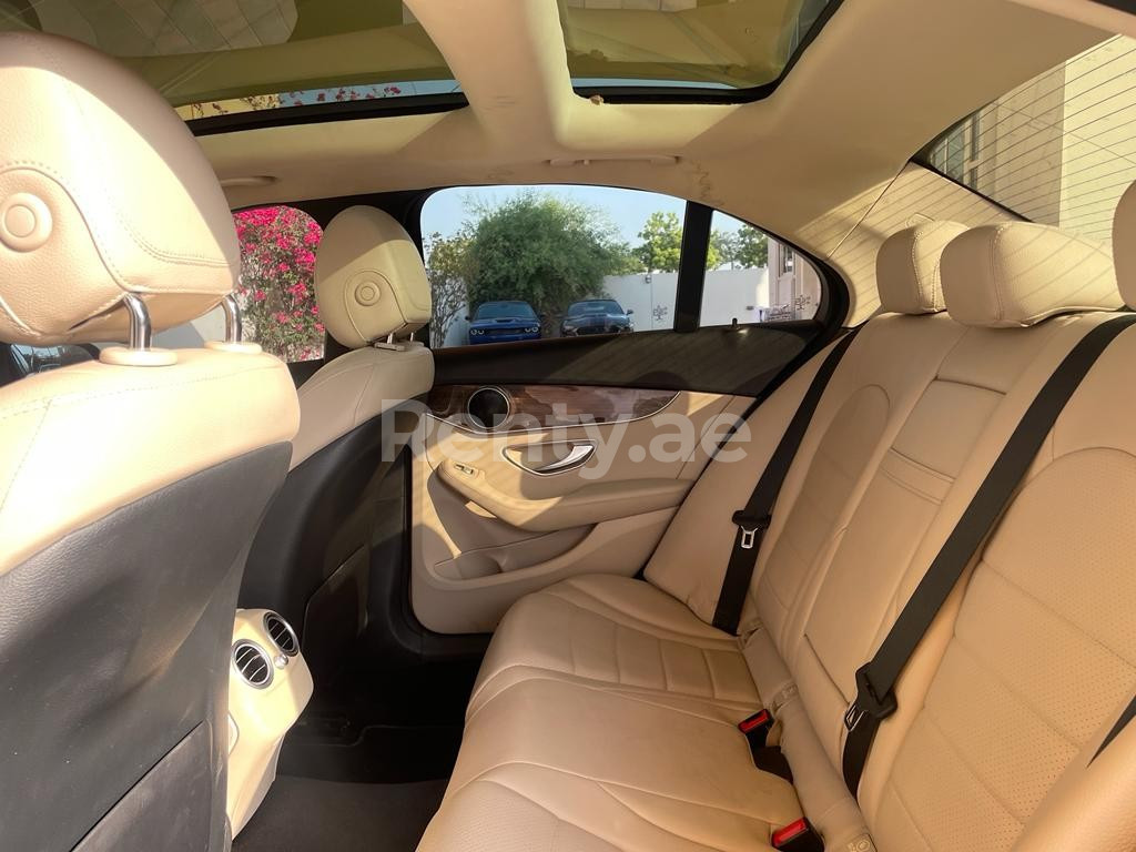 Azul Mercedes C Class en alquiler en Sharjah 7