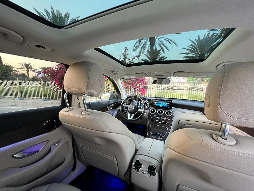 Bleue Mercedes GLC 300 en location à Abu-Dhabi 3