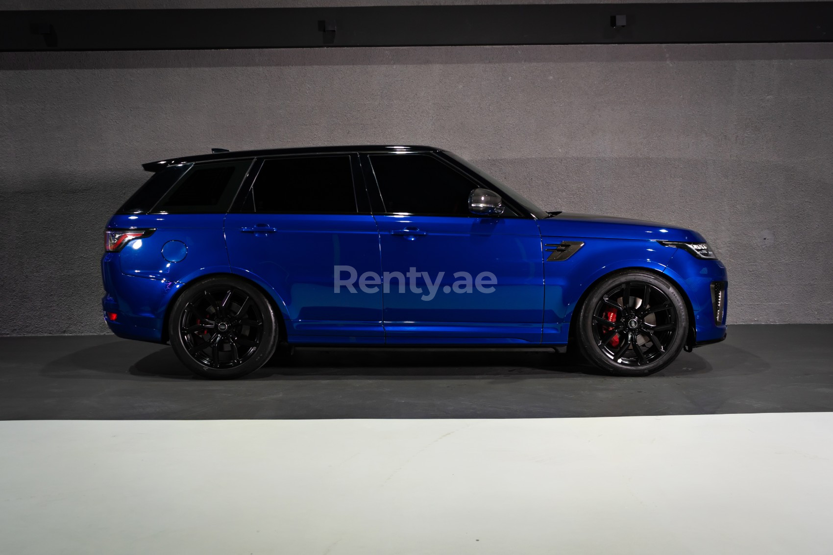 Azul Range Rover Sport SVR en alquiler en Dubai 1