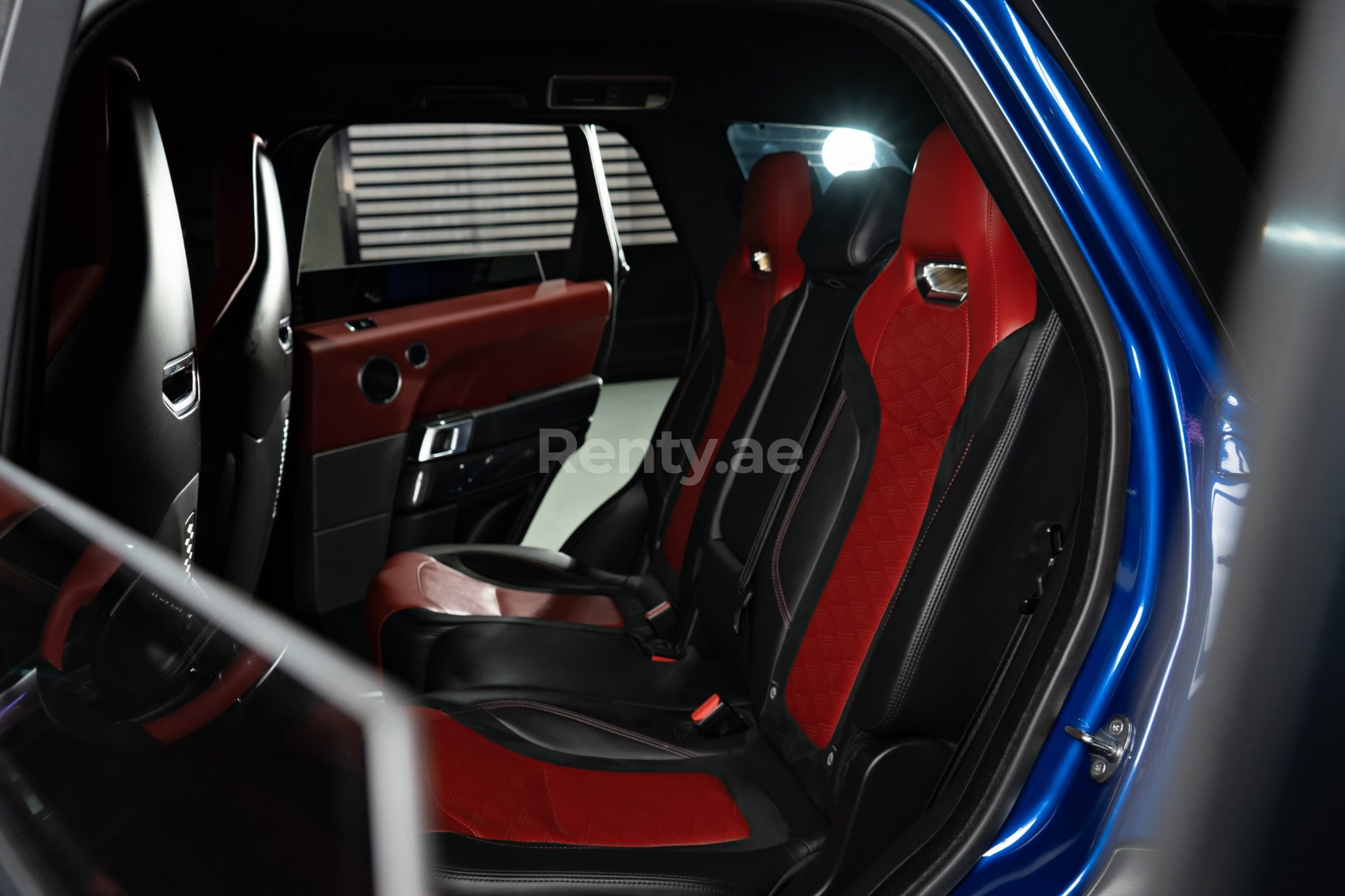 أزرق Range Rover Sport SVR للإيجار في دبي 5