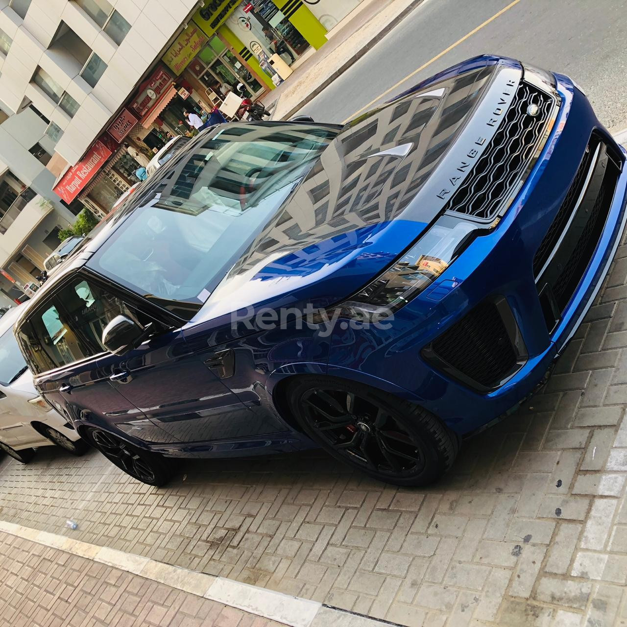 Azul Range Rover Sport SVR en alquiler en Dubai 6