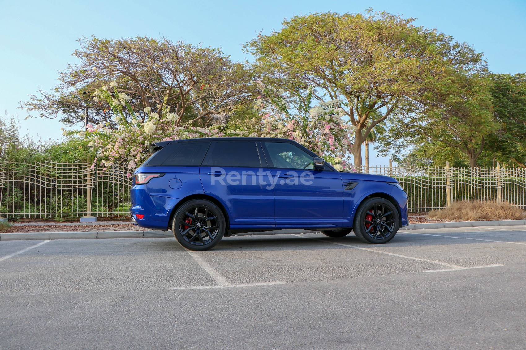 أزرق Range Rover Sport SVR للإيجار في أبو ظبي 1