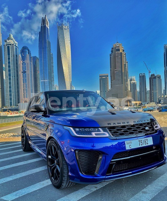 Bleue Range Rover Sport SVR en location à Dubai 1