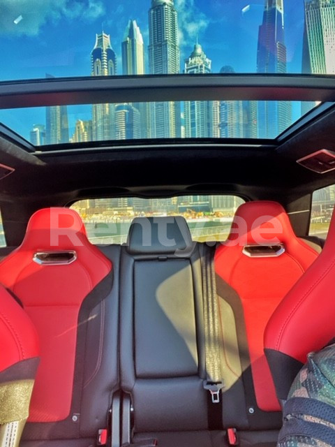 Blu Range Rover Sport SVR in affitto a Sharjah 5