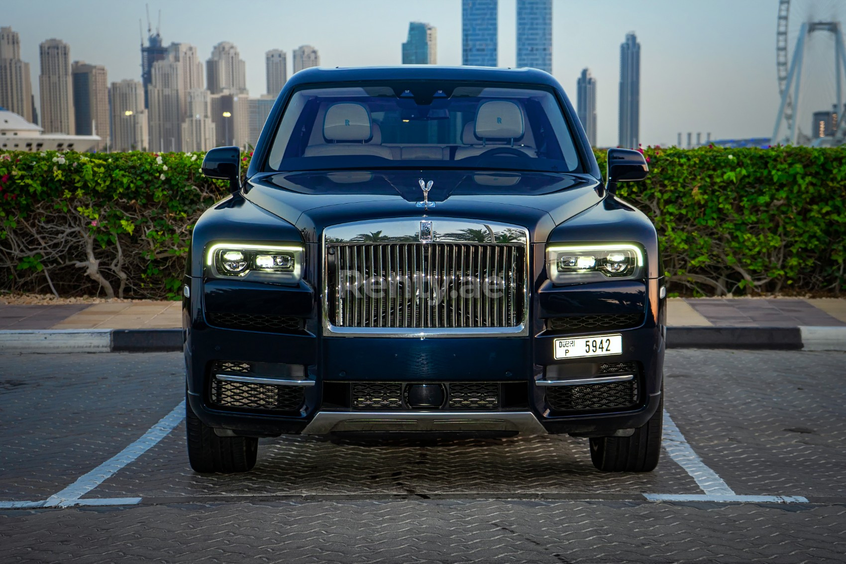 Bleue Rolls Royce Cullinan en location à Sharjah 0