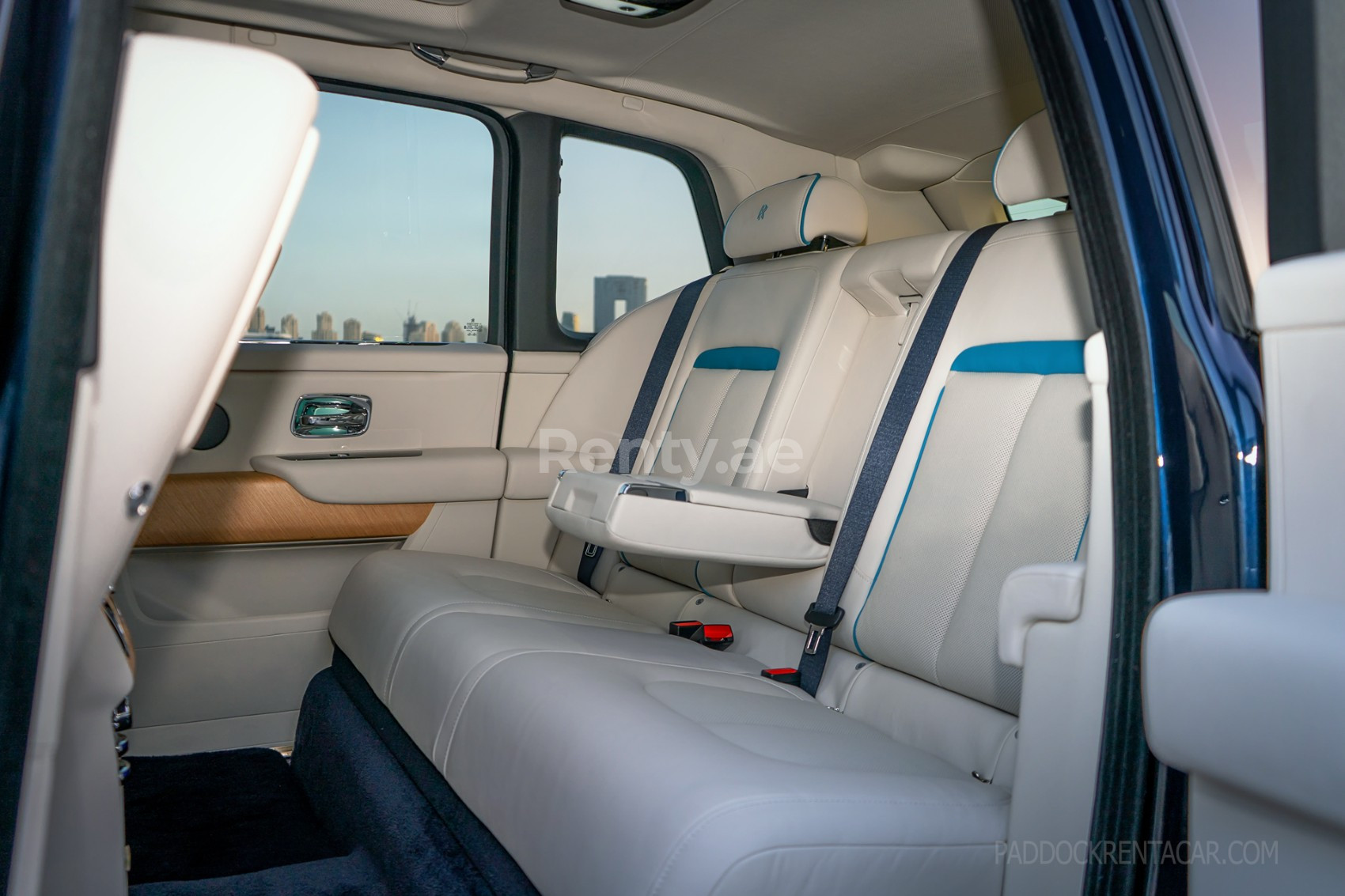 Blu Rolls Royce Cullinan in affitto a Dubai 4