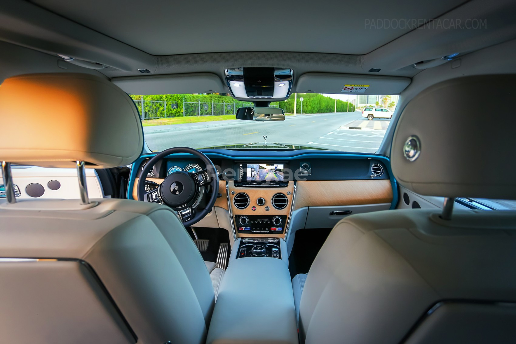 Bleue Rolls Royce Cullinan en location à Abu-Dhabi 5