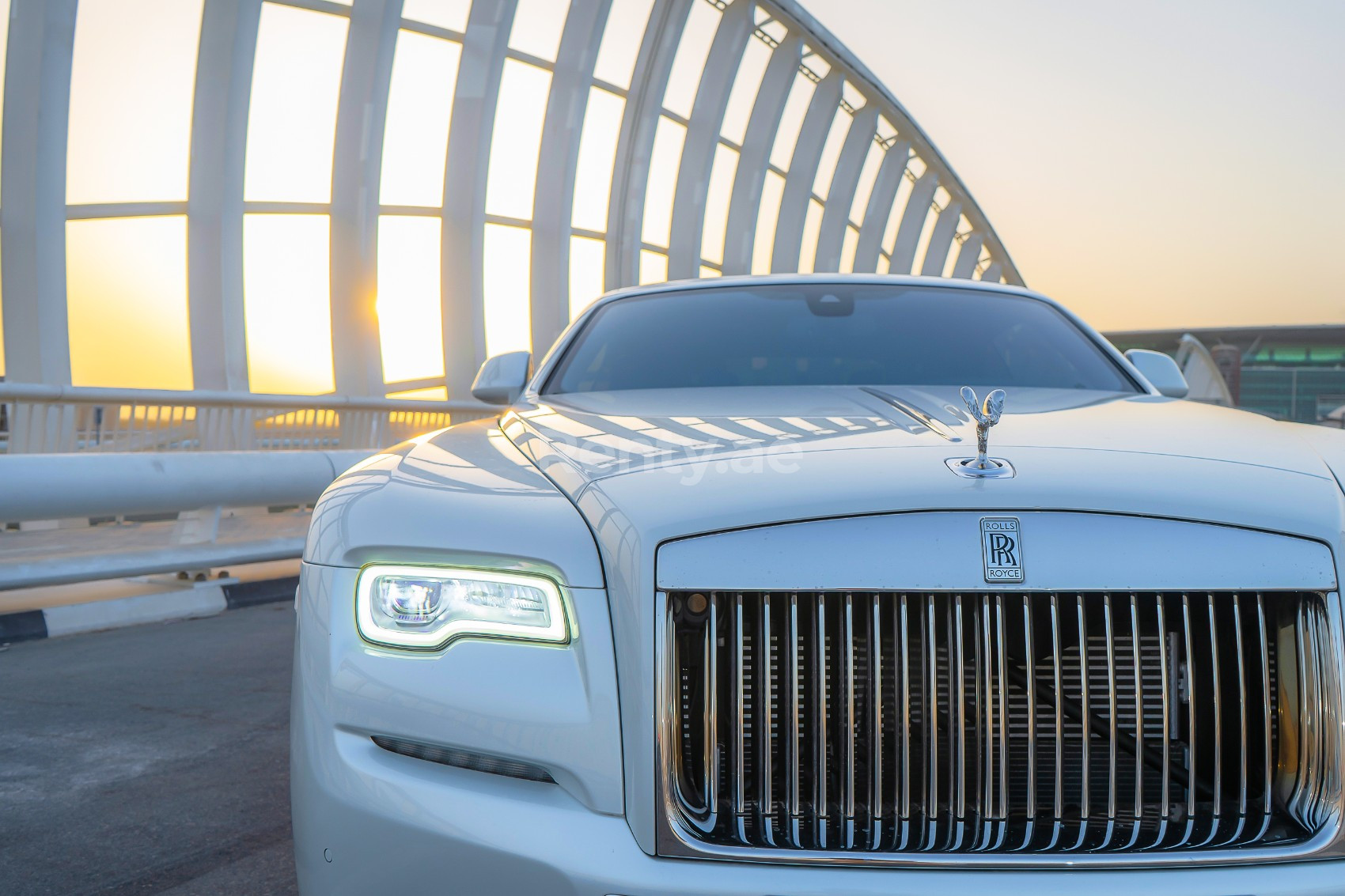 Blanc Rolls Royce Dawn, Exclusive 3-color interior en location à Dubai 1