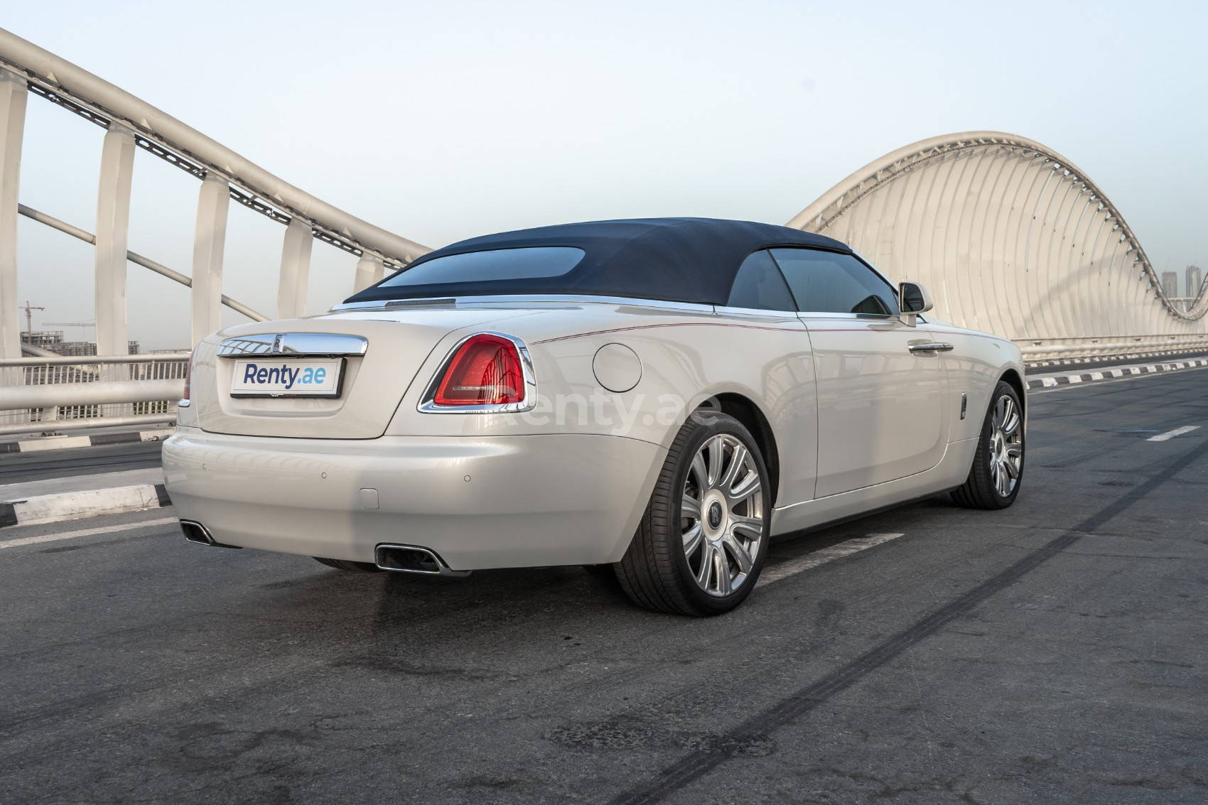 Blanc Rolls Royce Dawn, Exclusive 3-color interior en location à Sharjah 2