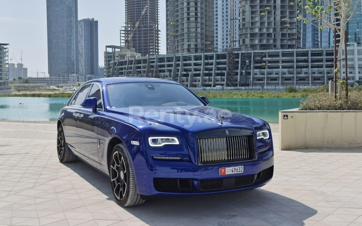 Azul Rolls Royce Ghost Black Badge en alquiler en Sharjah