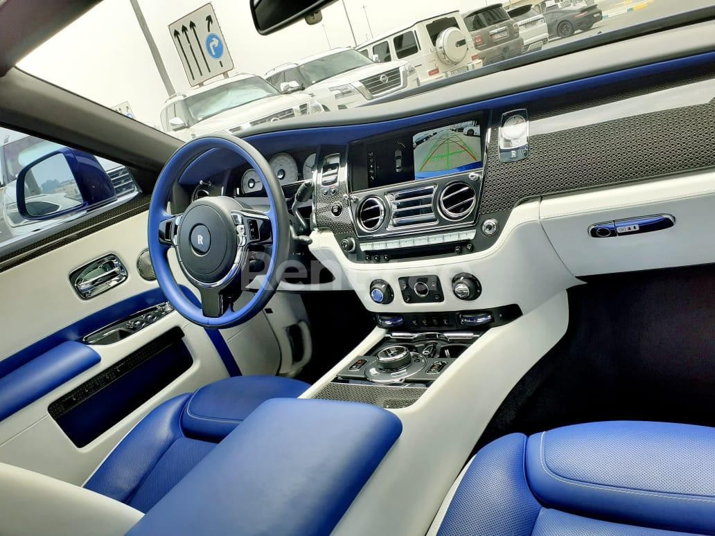 Azul Rolls Royce Ghost Black Badge en alquiler en Sharjah 3