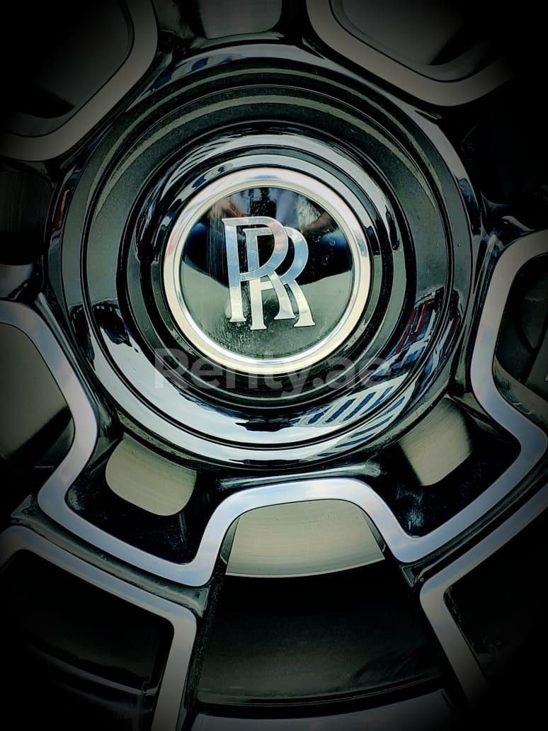 在迪拜租赁蓝色 Rolls Royce Ghost Black Badge 5