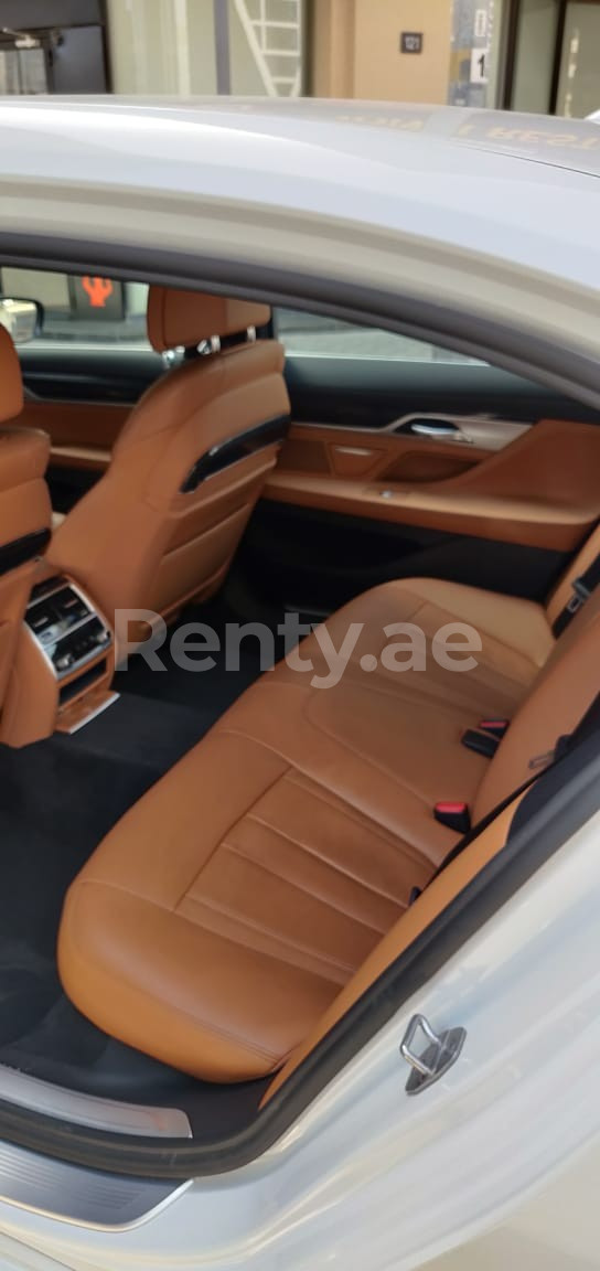 Reines Weiß BMW 7 Series zur Miete in Sharjah 3