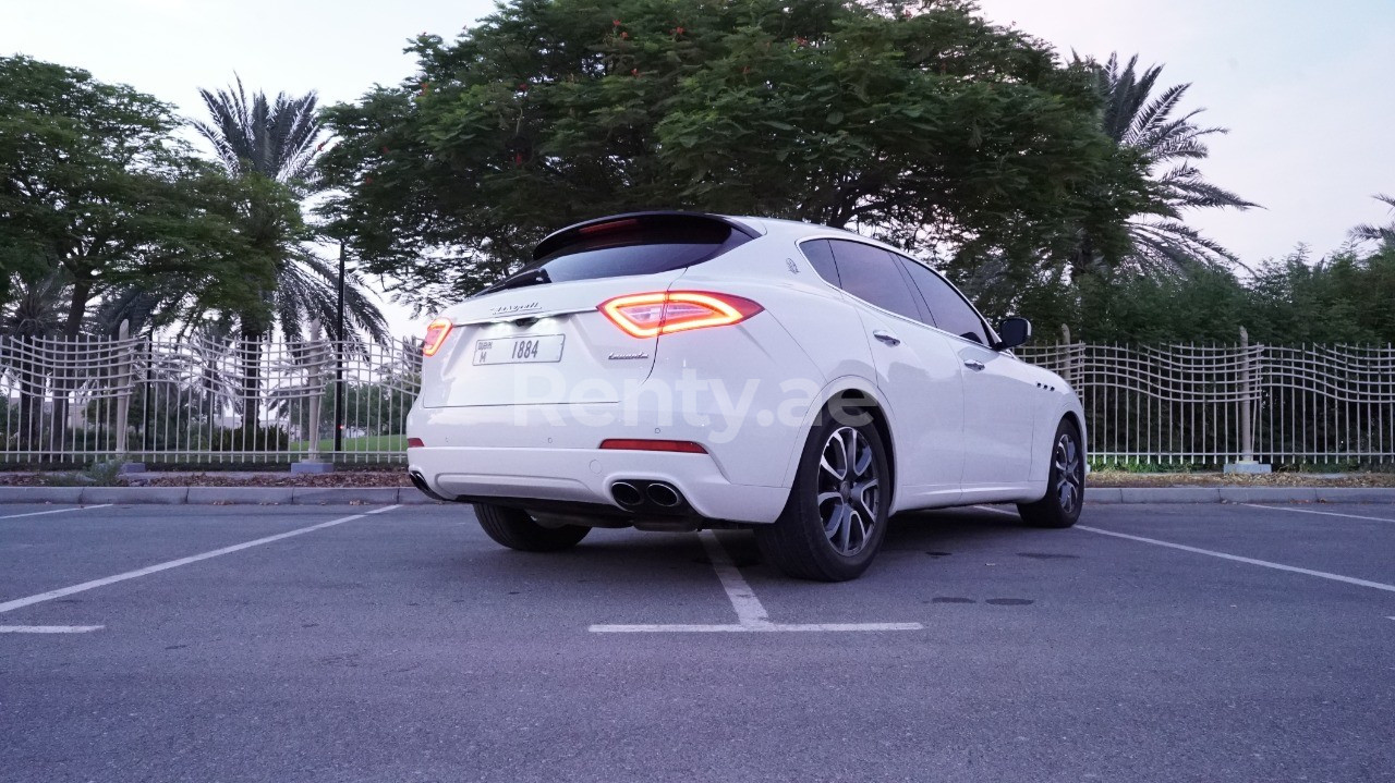 Blanc Brillant Maserati Levante en location à Dubai 1