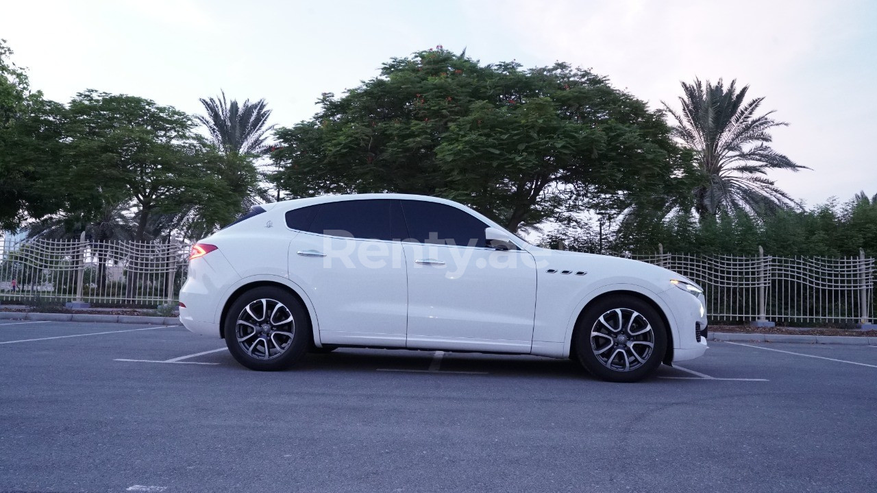 Bianco Brillante Maserati Levante in affitto a Abu-Dhabi 2