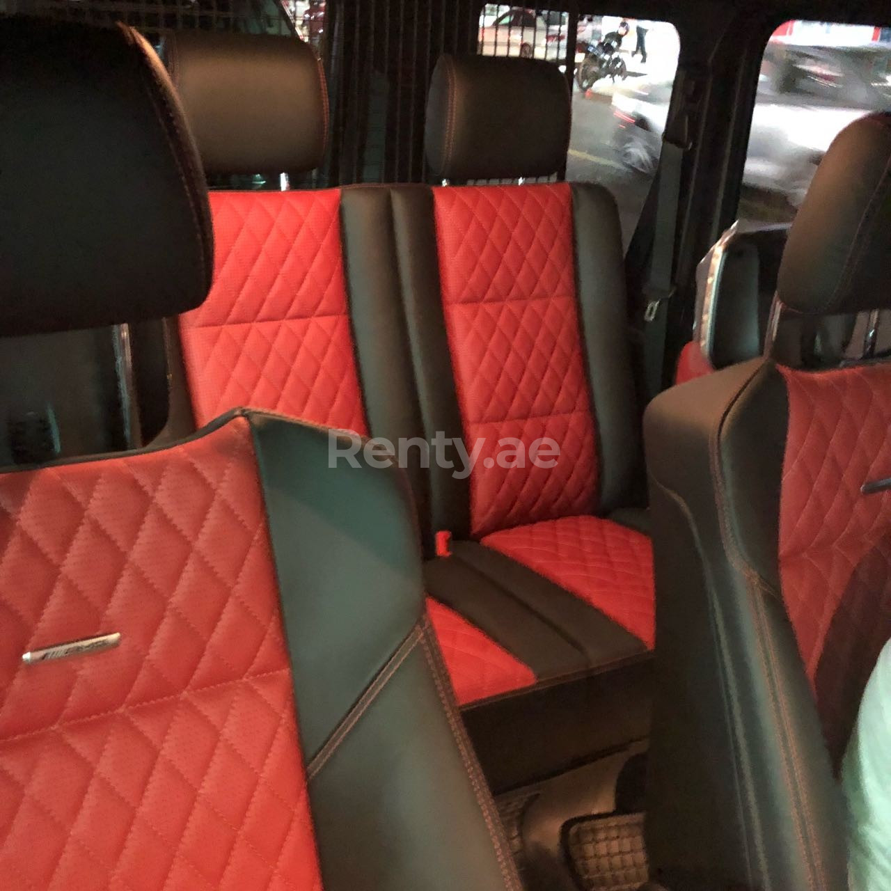 ناصعة البياض Mercedes G63 للإيجار في أبو ظبي 1