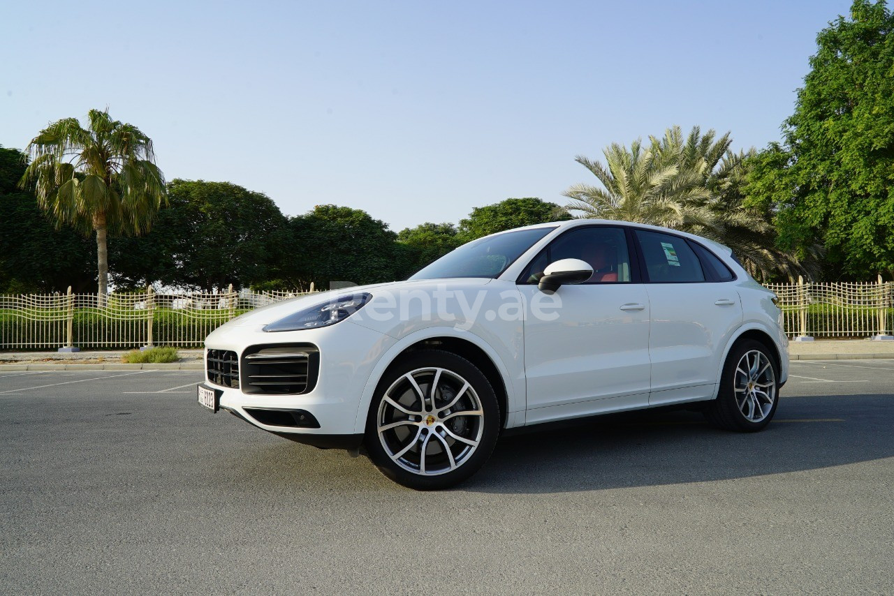 Blanc Brillant Porsche Cayenne en location à Abu-Dhabi 0