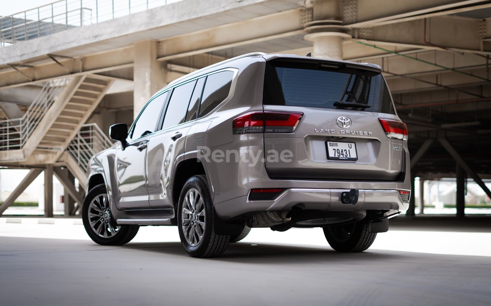 برونزية Toyota Land Cruiser للإيجار في الشارقة 1