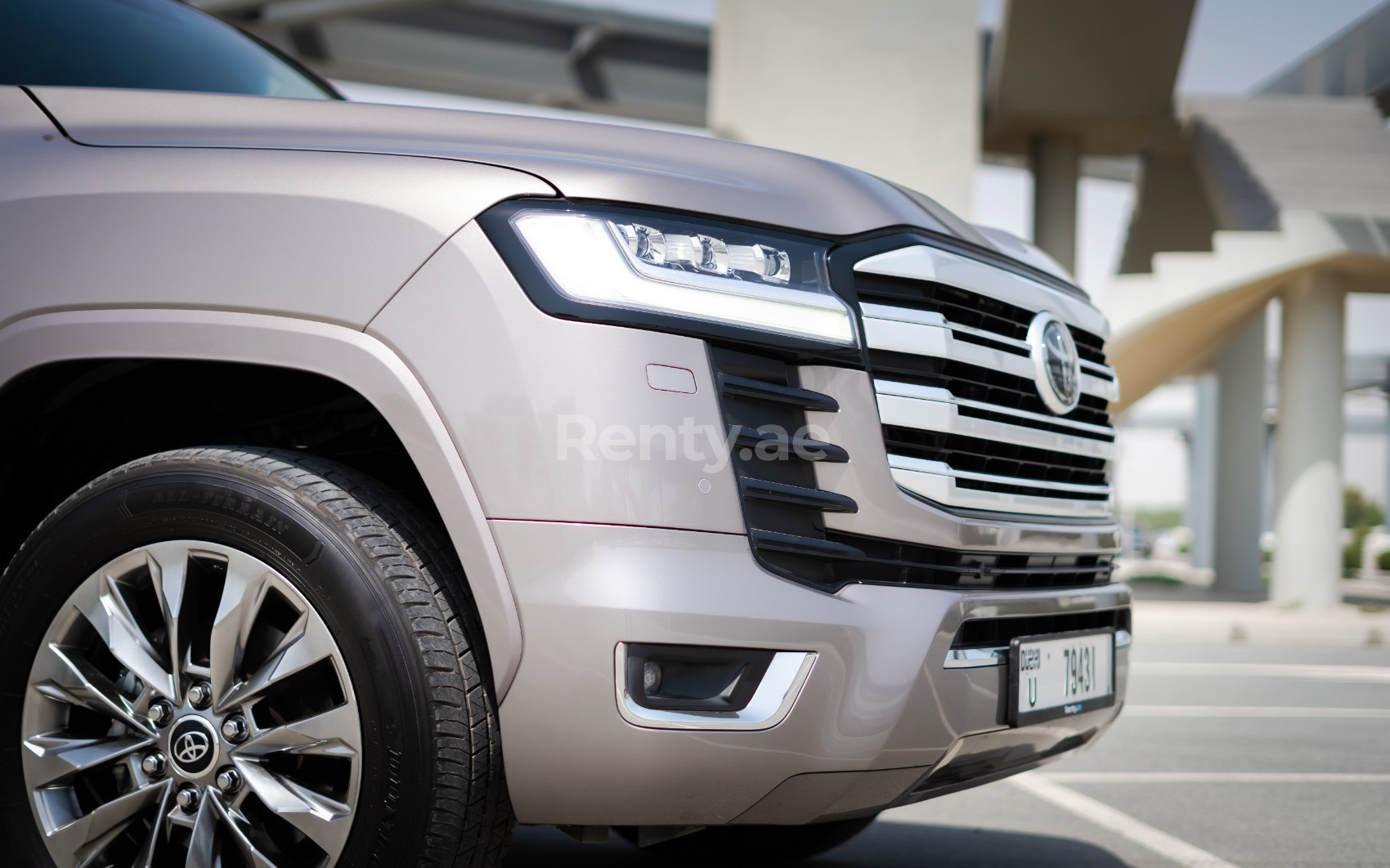 Bronze Toyota Land Cruiser en location à Abu-Dhabi 2