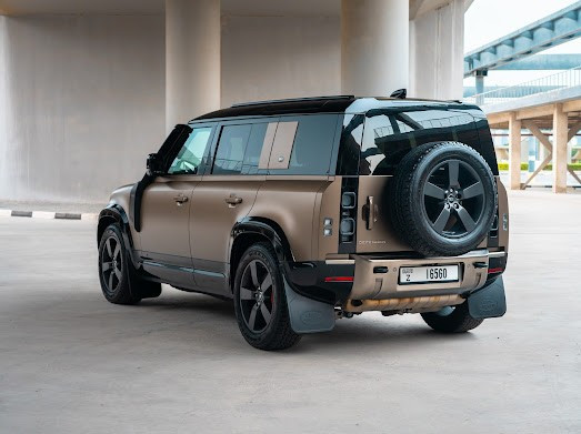 Braun Range Rover Defender V6 X zur Miete in Dubai 2