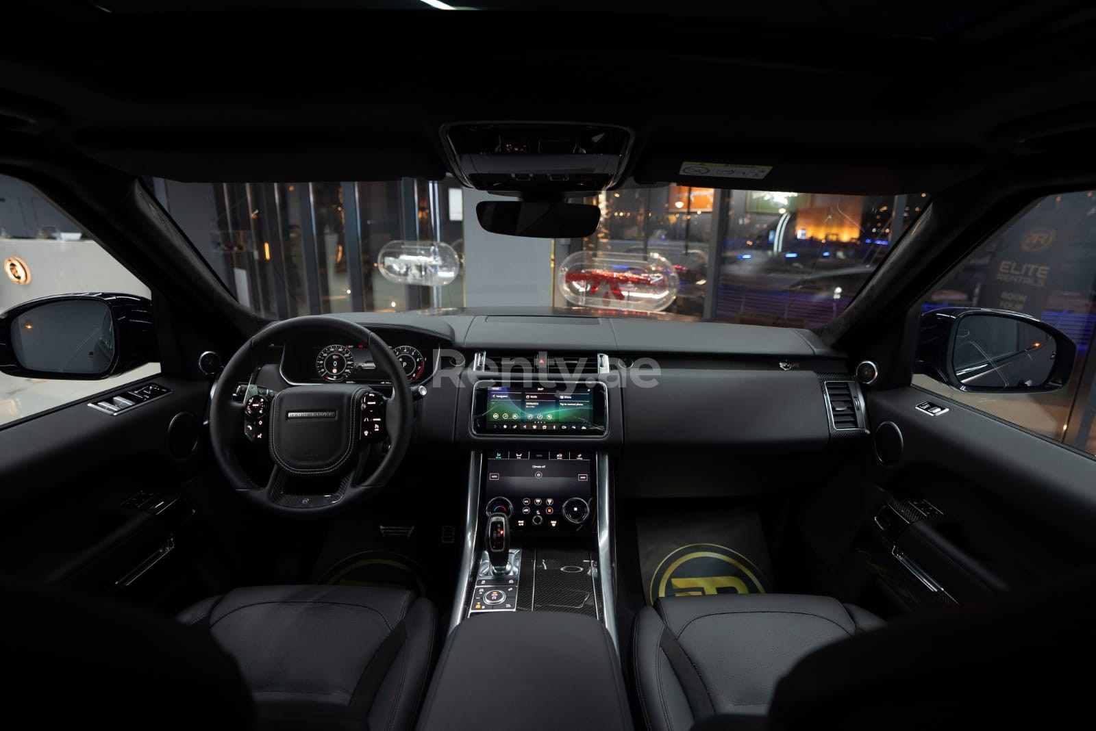 Braun Range Rover Sport SVR zur Miete in Dubai 2