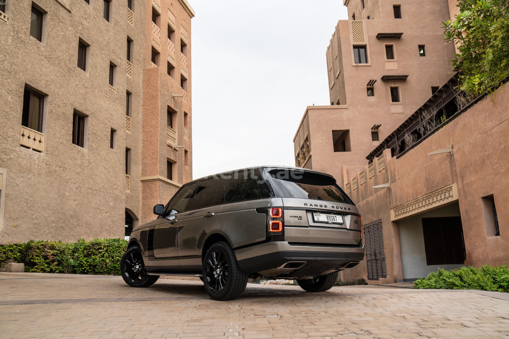 Braun Range Rover Vogue zur Miete in Abu-Dhabi 2