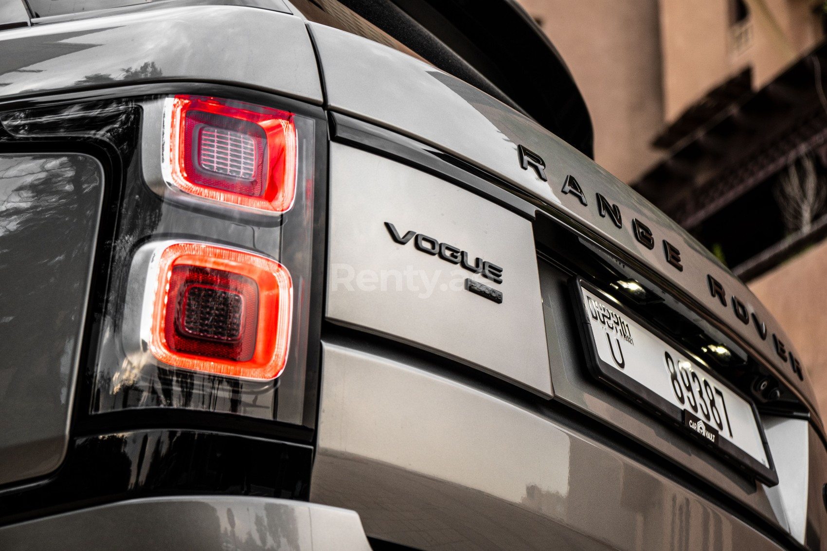 Braun Range Rover Vogue zur Miete in Dubai 3