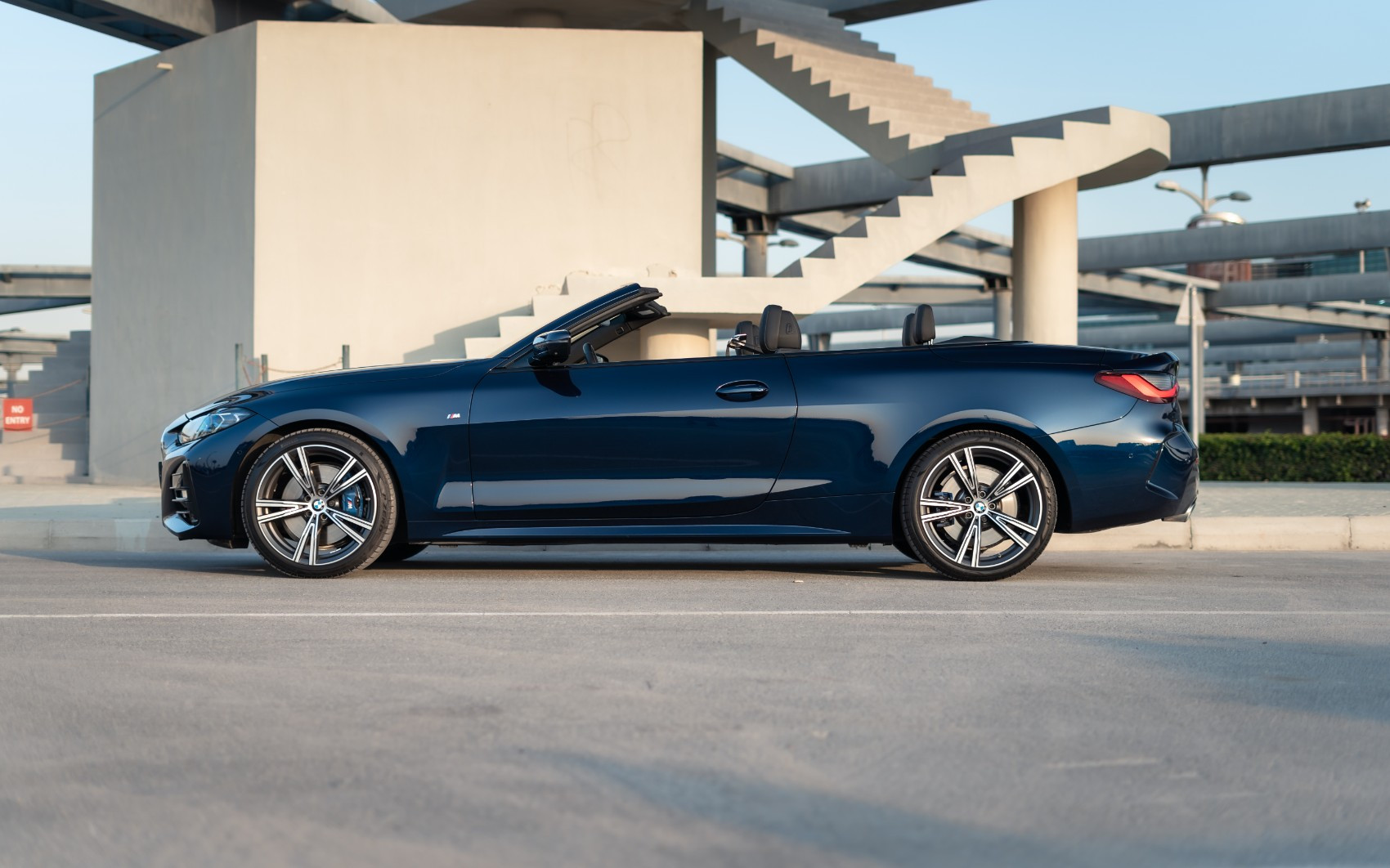 Dunkelblau BMW 430i cabrio zur Miete in Abu-Dhabi 1