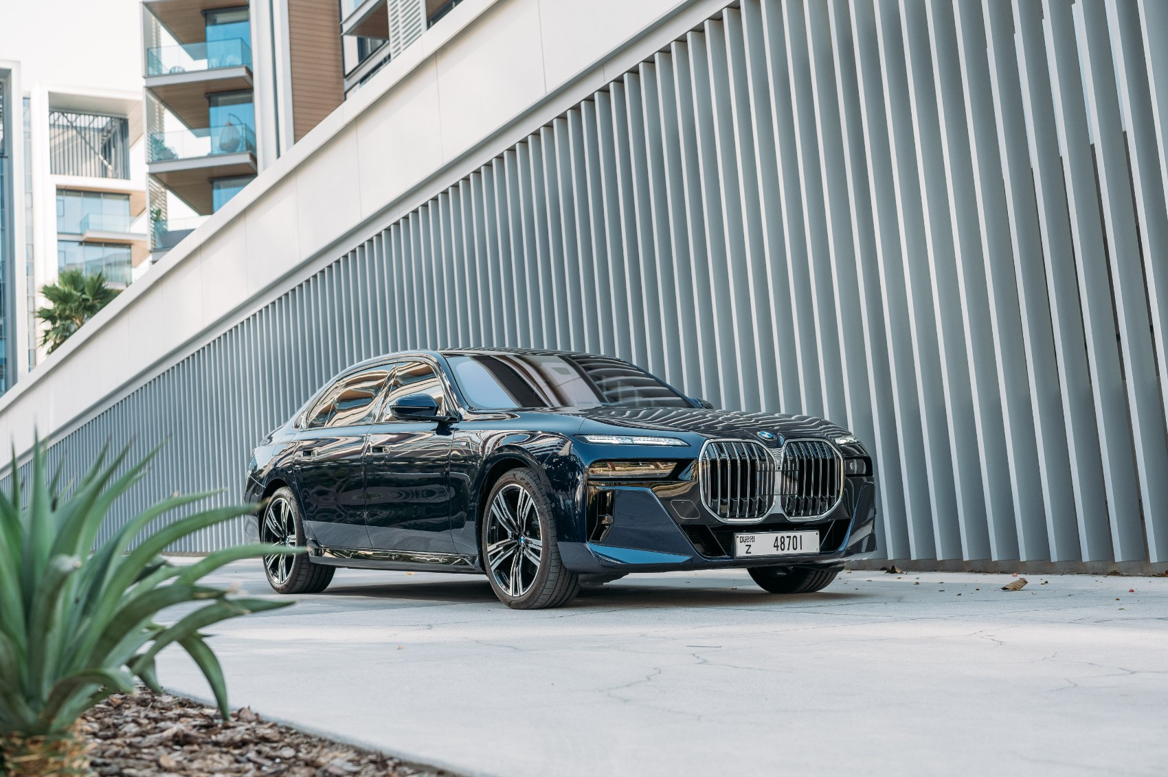 Bleu Foncé BMW 740Li en location à Abu-Dhabi 1