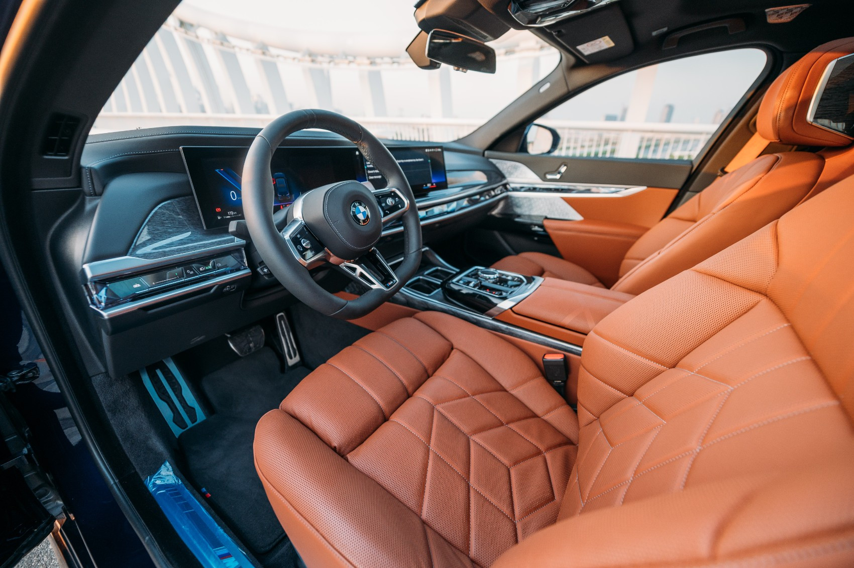 Blu Scuro BMW 740Li in affitto a Dubai 5