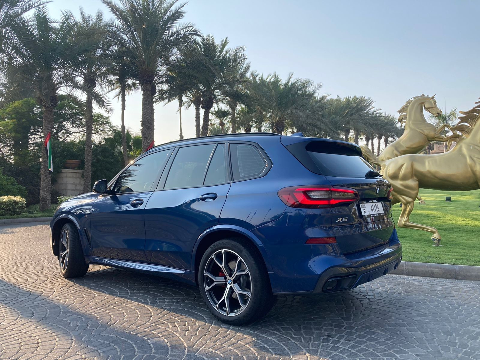 Bleu Foncé BMW X5 en location à Abu-Dhabi 0