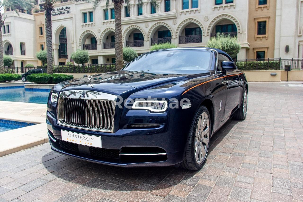 Azul Oscuro Blue Rolls Royce Dawn Cabrio en alquiler en Sharjah