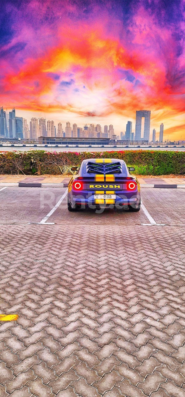 Bleu Foncé Ford Mustang en location à Dubai 1